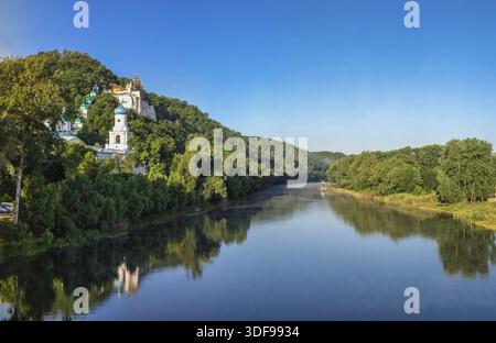 Svyatogorsk, Ukraine 07.16.2020. Seversky Donets River près de Svyatogorsk ou Sviatohirsk lavra par un matin ensoleillé d'été, Svyatogorsk, Ukraine Banque D'Images