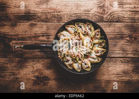 Poêlon de pâtes de pâtes de jumbo shells cuites farcies au bœuf haché, aux épinards et au fromage Banque D'Images
