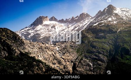 Sommets de montagne enneigés sous un ciel bleu clair. Banque D'Images
