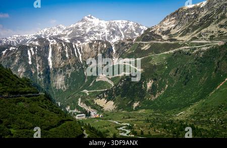 Un paysage montagneux pittoresque avec des sommets enneigés, des routes sinueuses et des vallées verdoyantes. Banque D'Images