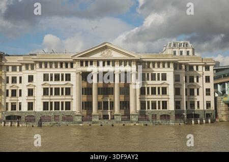LONDRES, Royaume-Uni - 08 SEPTEMBRE 2017 : vue de l'architecture de la ville de Londres au Royaume-Uni le long de la rive de la Tamise Banque D'Images