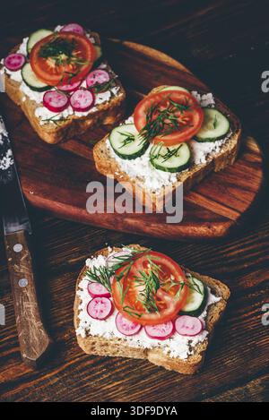 Des sandwichs végétariens avec des tranches de tomates, concombre et radis Banque D'Images