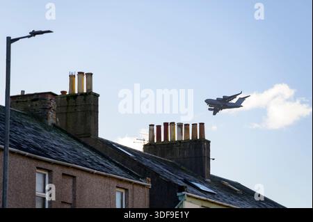 Boeing C-17A Globemaster III de la RAF volant à basse altitude au-dessus des toits de maisons, Royaume-Uni Banque D'Images