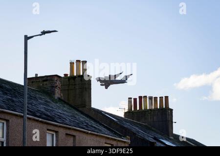 Boeing C-17A Globemaster III de la RAF volant à basse altitude au-dessus des toits de maisons, Royaume-Uni Banque D'Images
