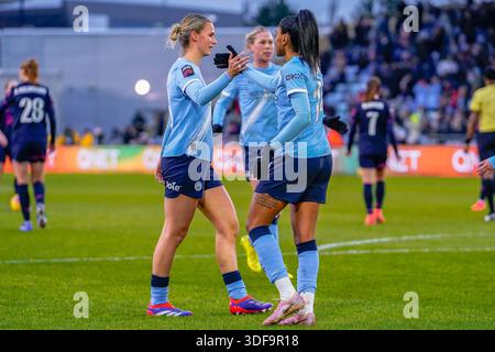 MANCHESTER, ANGLETERRE - 11 janvier : Kerolin de Manchester City obtient le but d'ouverture du match et High Five Kerstin Casparij de Manchester City. Match de Super League féminine Barclays entre Manchester City Women et Everton FC Women au stade joie le 11 janvier 2025. (Photo de James Giblin) crédit : James Giblin/Alamy Live News Banque D'Images