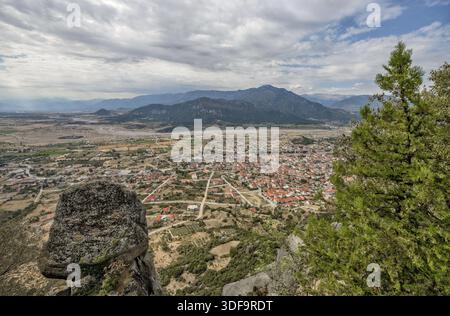 Vue aérienne de la ville de Kalambaka Meteora cliffs en Grèce Banque D'Images