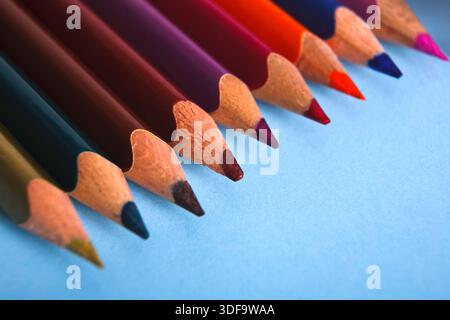 Crayons colorés en bois dans la rangée, gros plan Banque D'Images