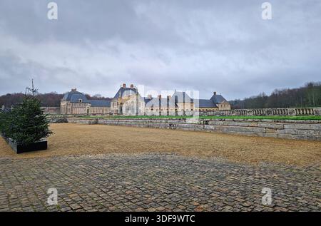 Maincy, France - 11 décembre 2025 : ailes latérales du Château de Vaux-le-Vicomte et vastes jardins Banque D'Images