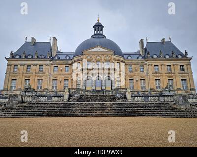 Maincy, France - 11 décembre 2025 : vue de la façade arrière du Château de Vaux-le-Vicomte. Belle architecture baroque avec grand dôme, et décoré Banque D'Images