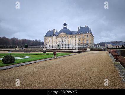 Maincy, France - 11 décembre 2025 : majestueux Château de Vaux-le-Vicomte avec vue depuis le jardin. Chemins de gravier avec des haies manucurées symétriques, et Banque D'Images