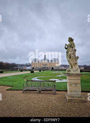 Maincy, France - 11 décembre 2025 : majestueux Château de Vaux-le-Vicomte avec vue depuis le jardin. Chemins de gravier avec des haies manucurées symétriques, et Banque D'Images