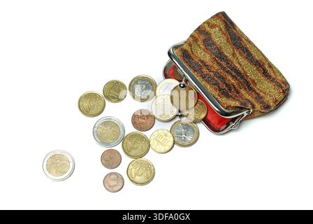 Sac à main et les pièces en euros isolé sur fond blanc Banque D'Images