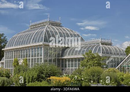 HELSINKI, FINLANDE - 10 JUILLET 2017 : jardin botanique de Kaisaniemi et sa serre à Helsinki, Finlande Banque D'Images