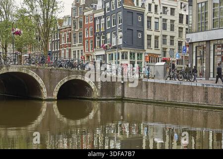 AMSTERDAM, Pays-Bas - 21 septembre 2017 : Un des nombreux ponts sur un canal à Amsterdam Pays-Bas Banque D'Images