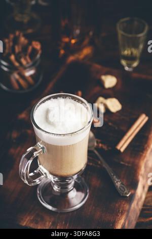 Le café irlandais en verre sur la surface en bois Banque D'Images