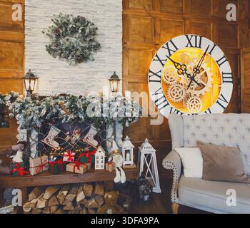 Intérieur confortable de noël avec cheminée décorée Banque D'Images