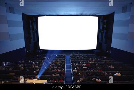 Auditorium de cinéma avec des personnes dans des chaises regardant le film. Lumière du projecteur. Angle élevé. Vue frontale. Prêt à ajouter votre propre image Banque D'Images