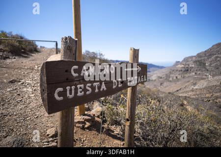 Panneau indicateur sur la route de montagne. Chemin vers l'ancien village de Fataga. Gran Canaria. Îles Canaries. Espagne Banque D'Images