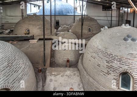 Plusieurs dômes voûtés en briques forment le toit d'une hammam historique dans le quartier d'Aziziye, district de Karatay, Konya, Turquie. Les dômes hémisphériques avec des lucarnes rondes sont typiques de l'architecture traditionnelle des bains ottomans en Anatolie centrale. Banque D'Images