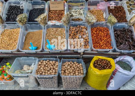 Les fruits secs et les noix sont offerts à la vente dans un marché de Sille. Selçuklu, région d'Anatolie centrale, Turquie Banque D'Images