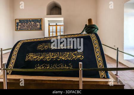Le tombeau (türbe) d'Emir Celaleddin Karatay dans la Madrasa Karatay (Karatay Medresesi) à Konya, en Turquie, est orné de calligraphie et d'un couvre-chef de derviche. Le vizir seldjoukide Karatay (décédé en 1254) a fait construire l'ancien collège islamique en 1251. Depuis 1954, le bâtiment sert de musée de carreaux (Konya Tile Works Museum). Banque D'Images