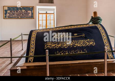 La tombe (türbe) d'Emir Celaleddin Karatay dans la médersa Karatay (Karatay Medresesi) à Konya, en Turquie, est ornée de calligraphie et fermée aux visiteurs par un cordon. Le vizir seldjoukide Karatay (décédé en 1254) a fait construire l'ancienne université islamique en 1251. Depuis 1954, le bâtiment sert de musée des carreaux (musée des œuvres en carreaux de Konya). Banque D'Images