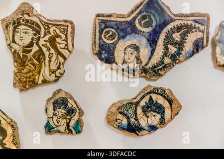 La Madrasa Karatay (Karatay Medresesi) à Konya, en Turquie, présente des fragments de céramique anciens avec des portraits humains. Le vizir seldjoukide Emir Celaleddin Karatay (décédé en 1254) a fait construire l’ancien collège islamique en 1251 dans le quartier Ferhuniye. Depuis 1954, le bâtiment sert de musée des carreaux (Musée des œuvres en carreaux de Konya). Banque D'Images