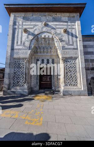 La façade ornée de la médersa Karatay (Karatay Medresesi) marque son entrée à Konya, en Turquie. Le vizir seldjoukide Emir Celaleddin Karatay (décédé en 1254) fit construire l’ancien collège islamique en 1251 dans le quartier Ferhuniye. Depuis 1954, le bâtiment sert de musée de tuiles (Musée des œuvres de tuiles de Konya). ## Turquie Batch 4b (17.12.2025, Médersa Karatay Konya – Complément au Batch 4) Banque D'Images