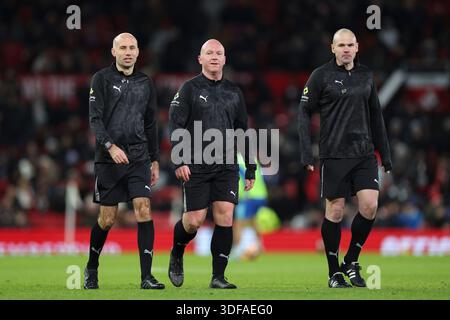 Manchester, Royaume-Uni. 11 janvier 2026. L'arbitre assistant Simon long, l'arbitre Simon Hooper et l'arbitre assistant Adrian Holmes pendant le match Manchester United v Brighton & Hove Albion Emirates FA Cup Third Round à Old Trafford, Manchester, Angleterre le 11 janvier 2026 crédit : Phil Duncan/Every second Media crédit : Every second Media/Alamy Live News Banque D'Images