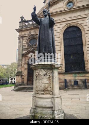 La statue de Charles Gore, le premier évêque de Birmingham, devant la cathédrale St Philips dans le centre de la ville - avril 2025 Banque D'Images
