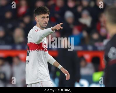 Leverkusen, Deutschland. 10 janvier 2026. Atakan Karazor (VFB), Leverkusen, Deutschland, 10.01.2026, Fussball Bundesliga, Spieltag, Bayer 04 Leverkusen − VFB Stuttgart. LA RÉGLEMENTATION DFL INTERDIT TOUTE UTILISATION DE PHOTOGRAPHIES COMME SÉQUENCES D'IMAGES ET/OU QUASI-VIDÉO crédit : Juergen Schwarz/Alamy Live News Banque D'Images