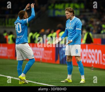 Milan, Italie. 11 janvier 2026. Scott McTominay de SSC Napoli célébrant après un but avec Noa Lang de SSC Napoli lors de la Serie A italienne, saison 2025/26, match de football entre le FC Inter et SSC Napoli le 11 janvier 2026 au stade Giueppe Meazza, San Siro, Milan, Italie. Crédit : Nderim Kaceli/Alamy Live News Banque D'Images