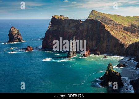 Des falaises volcaniques spectaculaires et des piles marines colorées s'élèvent de l'océan Atlantique turquoise près de Ponta do Rosto sur la Ponta de São Lourenço, Madère Banque D'Images