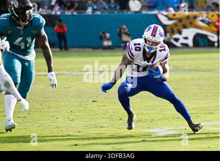 Jacksonville, États-Unis. 11 janvier 2026. Le receveur Khalil Shakir (10 ans) remporte un gain contre les Jaguars de Jacksonville au quatrième quart-temps du match de football en séries éliminatoires de la NFL au stade EverBank à Jacksonville, Floride, le dimanche 11 janvier 2026. Les Bills battent les Jaguars 27-24 et passent au match de la série de division. Photo de Joe Marino/UPI crédit : UPI/Alamy Live News Banque D'Images