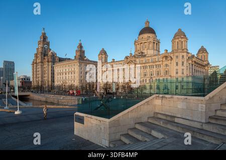 Liverpool, Royaume-Uni, 10 janvier 2026 : front de mer dans la ville Merseyside au coucher du soleil, avec le Royal Liver Building, le Cunard Building et le Port of Liverpool Buildin Banque D'Images