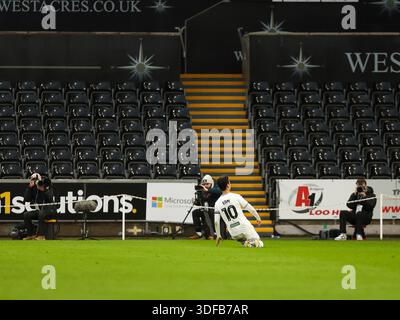 SWANSEA, ANGLETERRE - 11 JANVIER : Eom Ji-Sung de Swansea City célèbre avoir marqué le premier but de son équipe pour marquer le score de 1-0 lors du match de 3e tour de la Coupe FA des Émirats entre Swansea City et West Bromwich Albion au stade Swansea.com (photo de Mitch Davidson/Alamy Live News) Banque D'Images