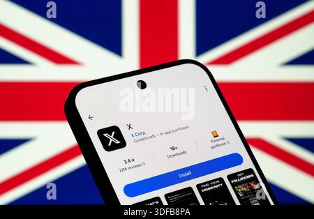 X page de téléchargement de l'application sur l'écran du smartphone avec arrière-plan Union Jack, concept d'accès à la plate-forme de médias sociaux en Grande-Bretagne. Stafford, Royaume-Uni Banque D'Images