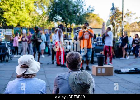 Touristes, couple appréciant la musique jazz jouée par des musiciens de rue, Jackson Square, Nouvelle-Orléans, Louisiane, États-Unis Banque D'Images