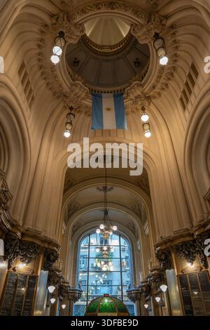 BUENOS AIRES, ARGENTINE- 10 MARS 2024 : plan intérieur du plafond du phare du palacio barolo et du drapeau argentin Banque D'Images