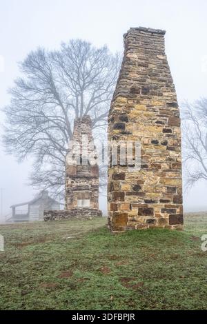 Cheminées en pierre du site du bureau des Adjutants, occupées par Jefferson Davis de 1833 à 1835, à fort Gibson Stockade, à fort Gibson, Oklahoma. Banque D'Images