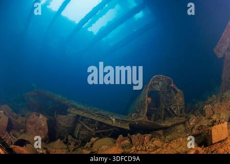 Un avion de chasse Mitsubishi A6M « Zero » repose dans la soute principale du Fujikawa Maru, un navire de transport japonais de la seconde Guerre mondiale coulé pendant O Banque D'Images