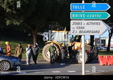 Brive-la-Gaillarde, Corrèze, France. 11 janvier 2026. Les agriculteurs se rassemblent au rond-point de Brive-la-Gaillarde, en Corrèze, pour protester contre l'abattage massif de bovins dans le cadre de la gestion gouvernementale de la dermatose contagieuse bovine (CBD) et contre le Mercosur. Beaucoup de ces agriculteurs sont membres du syndicat coordination rurale de la Corrèze (CR 19). Ils peuvent être reconnus par leurs chapeaux jaunes. Ces protestations des agriculteurs sont très répandues en France. Crédit : Hugo Martin/Alamy Live News. Banque D'Images