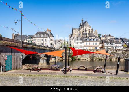 Café en plein air 'la cale' sur le quai de la Mayenne en Mayenne, France, en face de la basilique notre-Dame des miracles par une journée d'été ensoleillée. Banque D'Images
