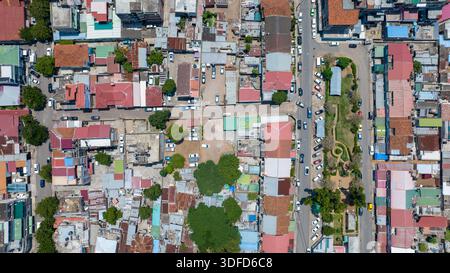 Vue aérienne des toits vibrants de la ville contrastant avec la végétation luxuriante, créant une tapisserie urbaine captivante, Maputo, Cidade de Maputo, Mozamb Banque D'Images