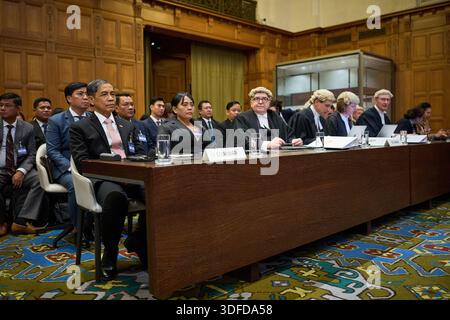 LA HAYE – M. Ko Ko Hlaing, ministre du Myanmar (à gauche), lors de la première audience devant la Cour internationale de Justice dans laquelle le Myanmar est accusé d'avoir commis un génocide contre la minorité musulmane du pays, les Rohingyas. La Gambie, en coopération avec l'Organisation de la coopération islamique, a déposé l'affaire en 2019. PHIL NIJHUIS / anp netherlands Out - belgique Out Banque D'Images