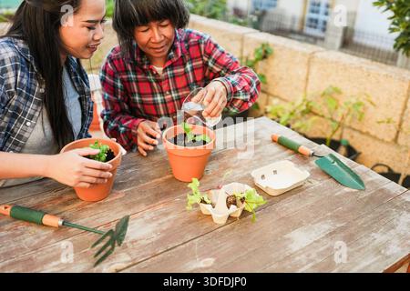 Mère asiatique et fille s'amuser ensemble tout en faisant du jardinage sur la terrasse de la maison - style de vie familial, amour et concept de nature Banque D'Images