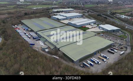 Leicester, Royaume-Uni - 29 décembre 2025 : vue aérienne d'entrepôts tentaculaires avec des rangées de camions stationnés à côté, reflétant le silence de l'hiver Li Banque D'Images