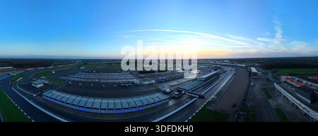 Towcester, Royaume-Uni - 20 décembre 2025 : vue aérienne du circuit de Silverstone, où les virages serrés de la piste contrastent avec le lever du soleil doré. Banque D'Images