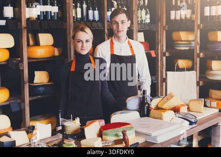 Le personnel de l'épicerie, les vendeurs au comptoir attendent les clients Banque D'Images
