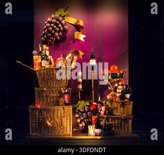 Vitrine de Noël des paniers de Noël chez Fortnum and Mason's à Piccadilly, Londres, Royaume-Uni. Banque D'Images